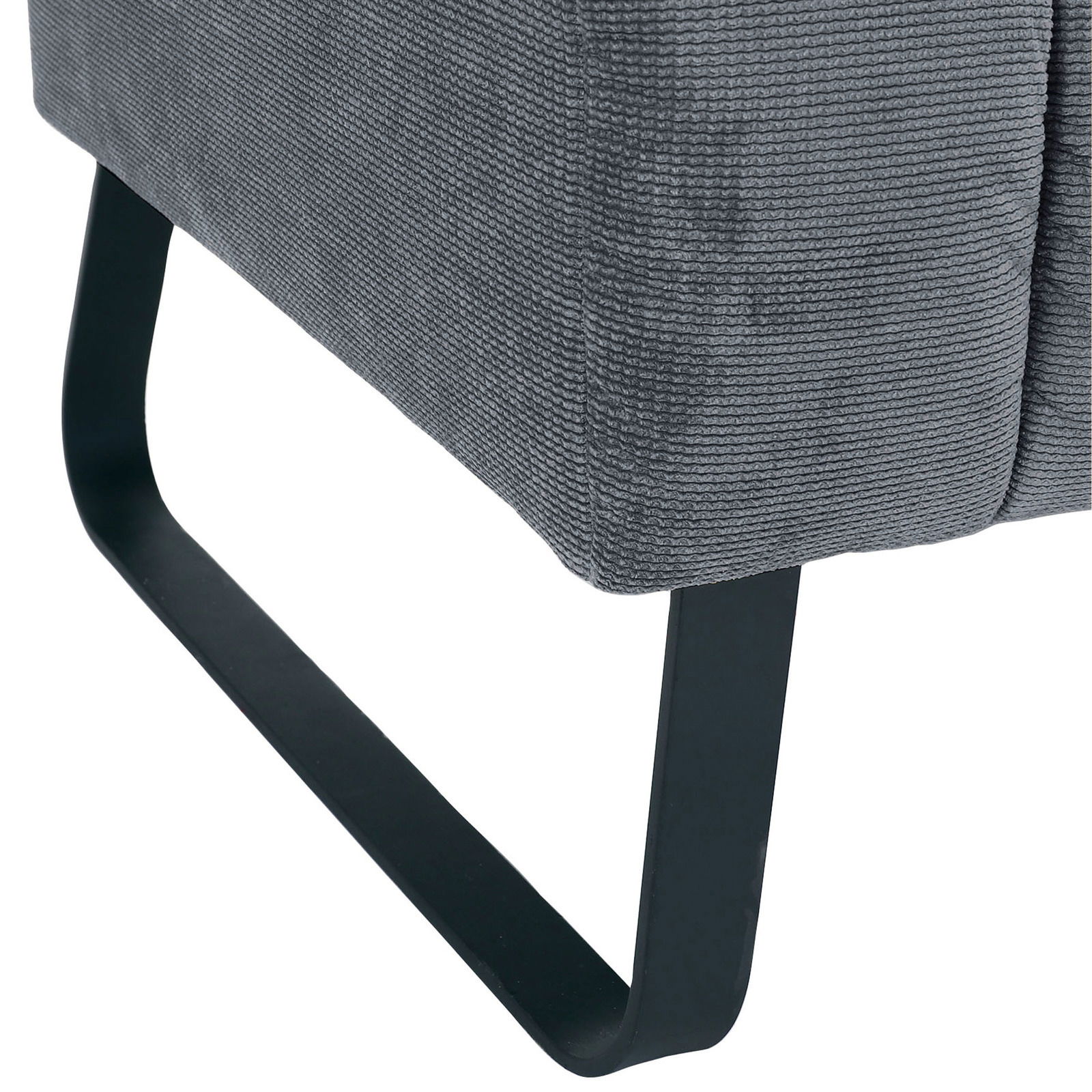 Nahaufnahme einer grauen 2,5er-Sitzbank mit schwarzem Metallfuß, seitliche Perspektive