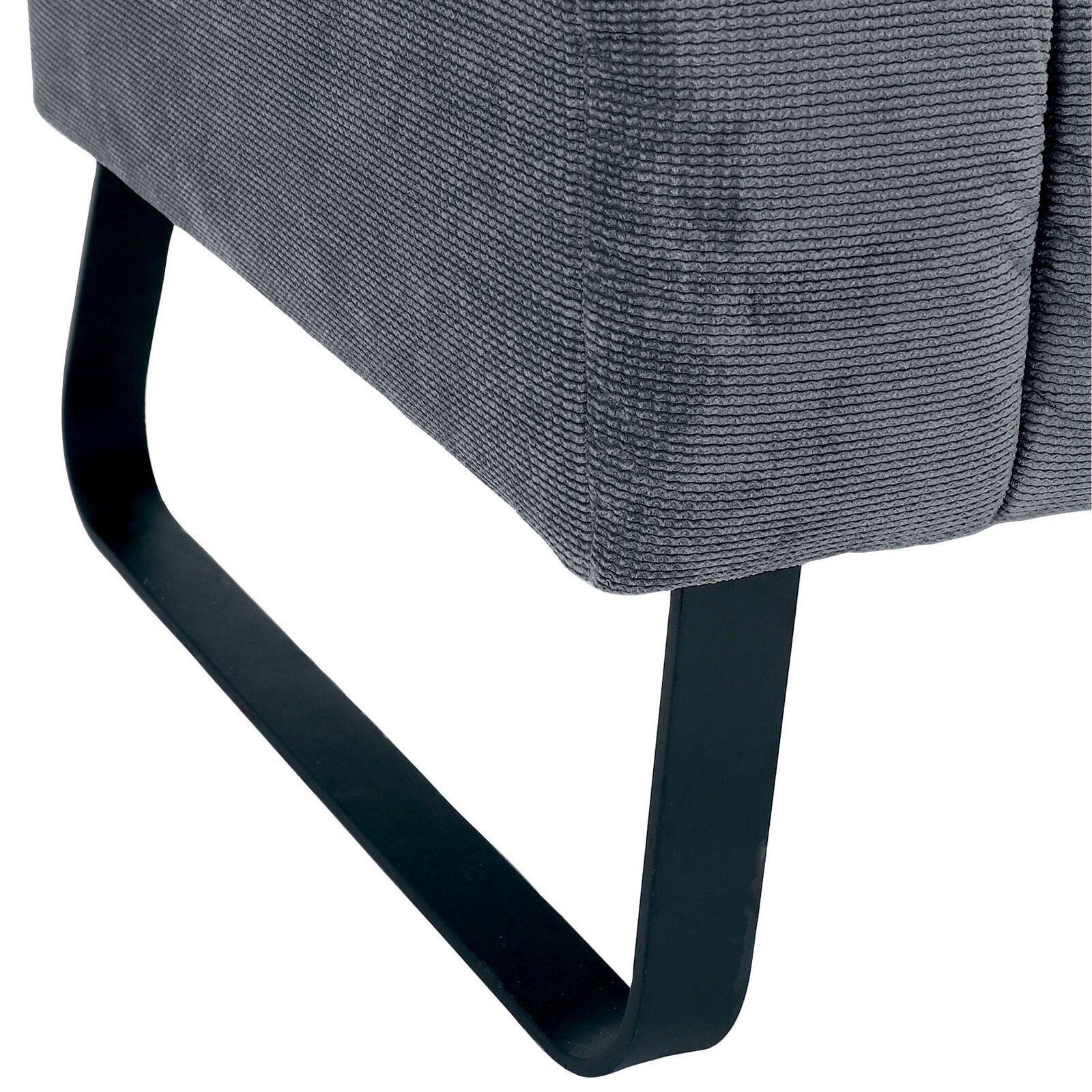 Nahaufnahme einer grauen 2,5er-Sitzbank mit schwarzem Metallfuß, seitliche Perspektive