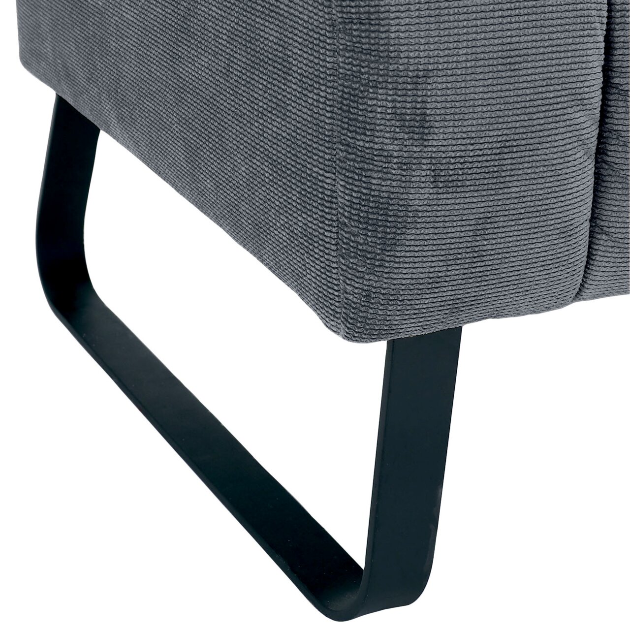 Nahaufnahme einer grauen 2,5er-Sitzbank mit schwarzem Metallfuß, seitliche Perspektive