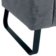 Nahaufnahme einer grauen 2,5er-Sitzbank mit schwarzem Metallfuß, seitliche Perspektive