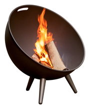 Feuerschale FireGlobe mit brennendem Holz, seitliche Perspektive