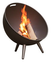 Feuerschale FireGlobe mit brennendem Holz, seitliche Perspektive