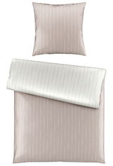 Wendebettwäsche-Set mit gestreiftem Design in Beige und Weiß, aus der Vogelperspektive fotografiert.