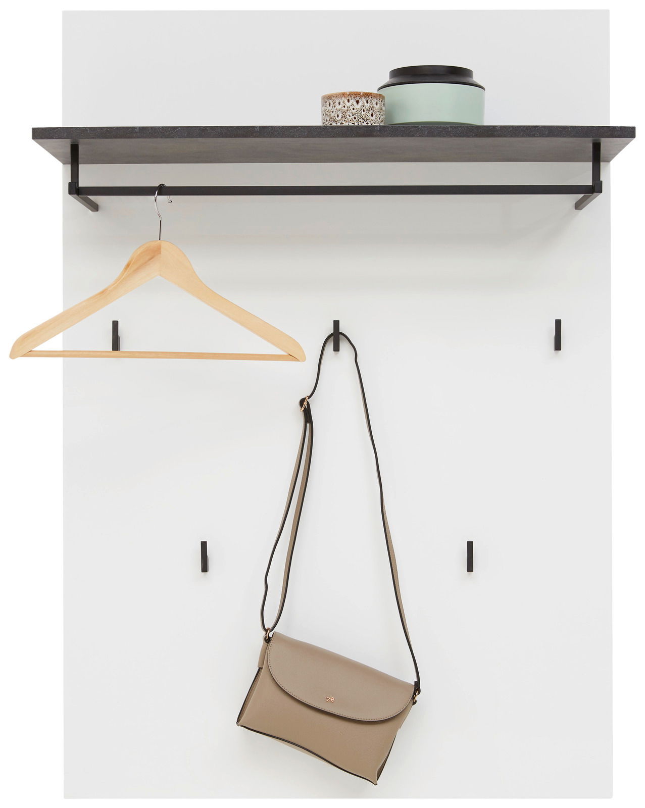 Garderobenpaneel mit Ablage, Kleiderstange und Haken, frontal betrachtet. Auf der Ablage stehen dekorative Dosen, ein Kleiderbügel hängt an der Stange und eine Tasche an einem der Haken.