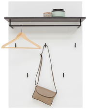 Garderobenpaneel mit Ablage, Kleiderstange und Haken, frontal betrachtet. Auf der Ablage stehen dekorative Dosen, ein Kleiderbügel hängt an der Stange und eine Tasche an einem der Haken.