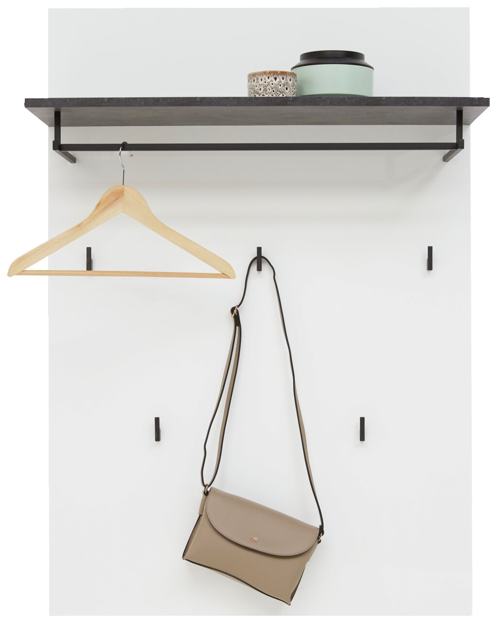 Garderobenpaneel mit Ablage, Kleiderstange und Haken, frontal betrachtet. Auf der Ablage stehen dekorative Dosen, ein Kleiderbügel hängt an der Stange und eine Tasche an einem der Haken.