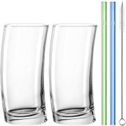 Zwei transparente Trinkgläser mit leicht geschwungener Form, daneben zwei gerade Glasstrohhalme in Grün und Blau sowie eine Reinigungsbürste; Frontansicht auf weißem Hintergrund.