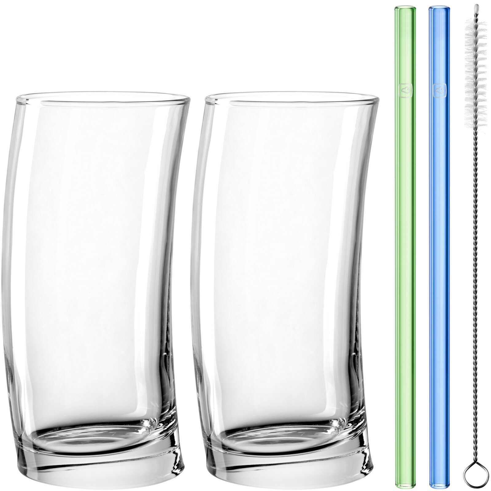 Zwei transparente Trinkgläser mit leicht geschwungener Form, daneben zwei gerade Glasstrohhalme in Grün und Blau sowie eine Reinigungsbürste; Frontansicht auf weißem Hintergrund.