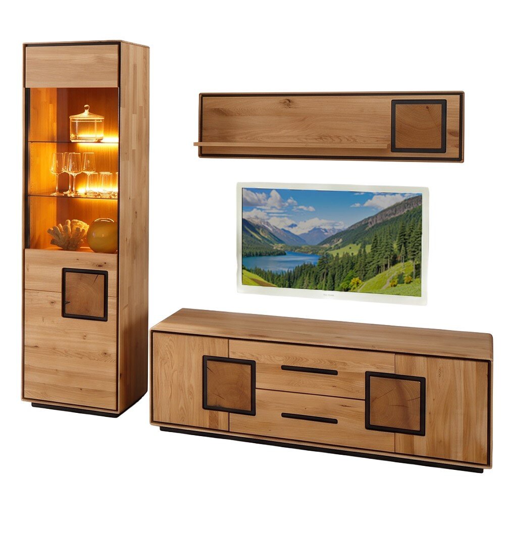 Landscape Wandcombinatie BRIXEN Wohnzimmermöbel-Set aus Massivholz in Eiche-Optik: hohe Vitrine mit warm beleuchteten Glasböden, niedriges TV-Lowboard mit Schubladen und Wandboard, freigestellt auf weißem Hintergrund, Ansicht schräg von vorn