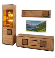 Wohnzimmermöbel-Set aus Massivholz in Eiche-Optik: hohe Vitrine mit warm beleuchteten Glasböden, niedriges TV-Lowboard mit Schubladen und Wandboard, freigestellt auf weißem Hintergrund, Ansicht schräg von vorn