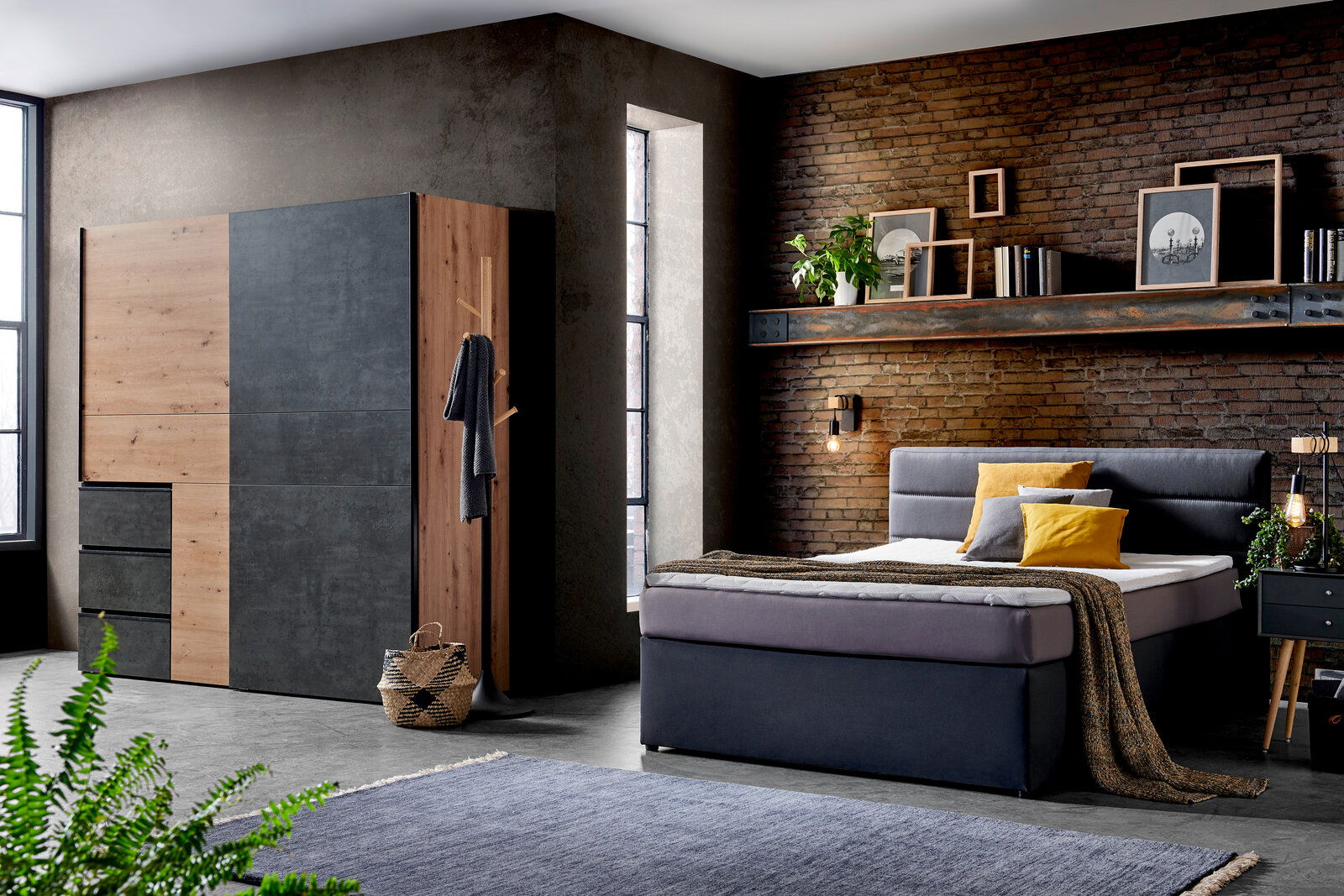 Z2 Schwebetürenschrank WINN2 Moderner Schwebetürenschrank in Holz- und Betonoptik, seitliche Perspektive im stilvollen Schlafzimmer.