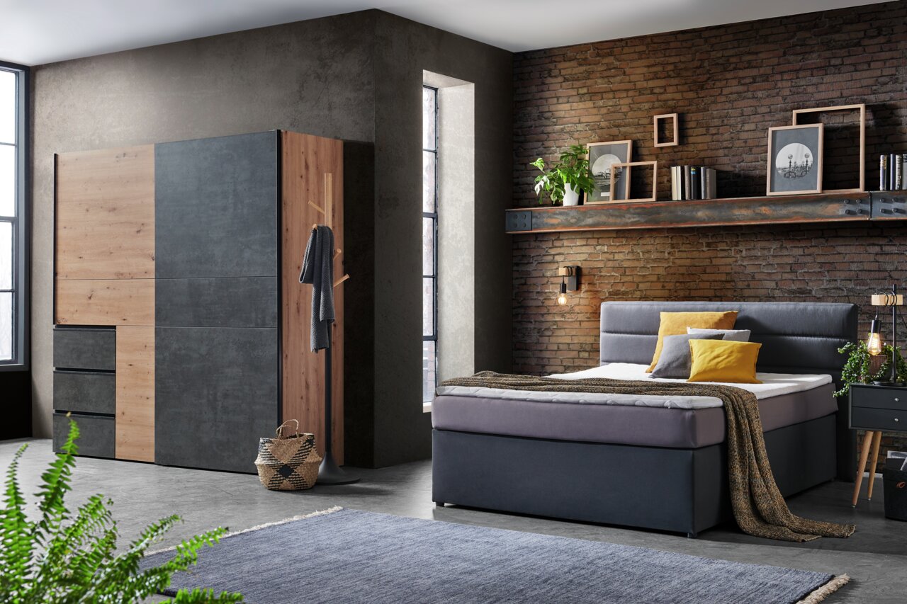 Z2 Schwebetürenschrank WINN2 Moderner Schwebetürenschrank in Holz- und Betonoptik, seitliche Perspektive im stilvollen Schlafzimmer.