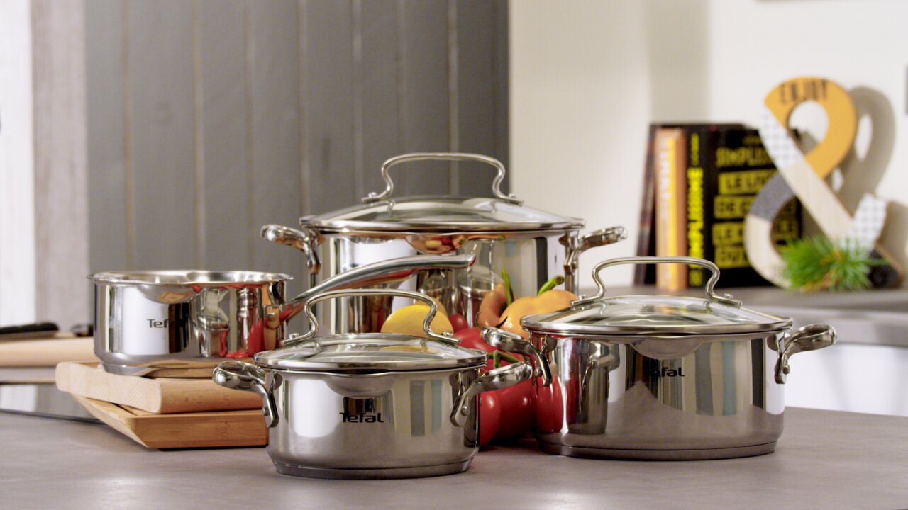 Tefal Topfset 7-tlg. DUETTO Topfset Duetto 4-tlg. aus Edelstahl, bestehend aus vier Töpfen mit Deckeln, in einer modernen Küchenumgebung von vorne fotografiert.