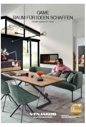 Ein modernes Esszimmer mit Holztisch, grünen Stühlen, Kamin und großer Fensterfront mit Gartenblick.