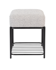 Vorderansicht eines modernen Hockers mit schwarzem Metallgestell und hellgrauer gepolsterter Sitzfläche.