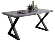 Moderner Esstisch mit X-förmigen Beinen aus dunklem Holz und einer glatten, rechteckigen Tischplatte, seitliche Perspektive.