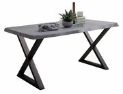 Moderner Esstisch mit X-förmigen Beinen aus dunklem Holz und einer glatten, rechteckigen Tischplatte, seitliche Perspektive.