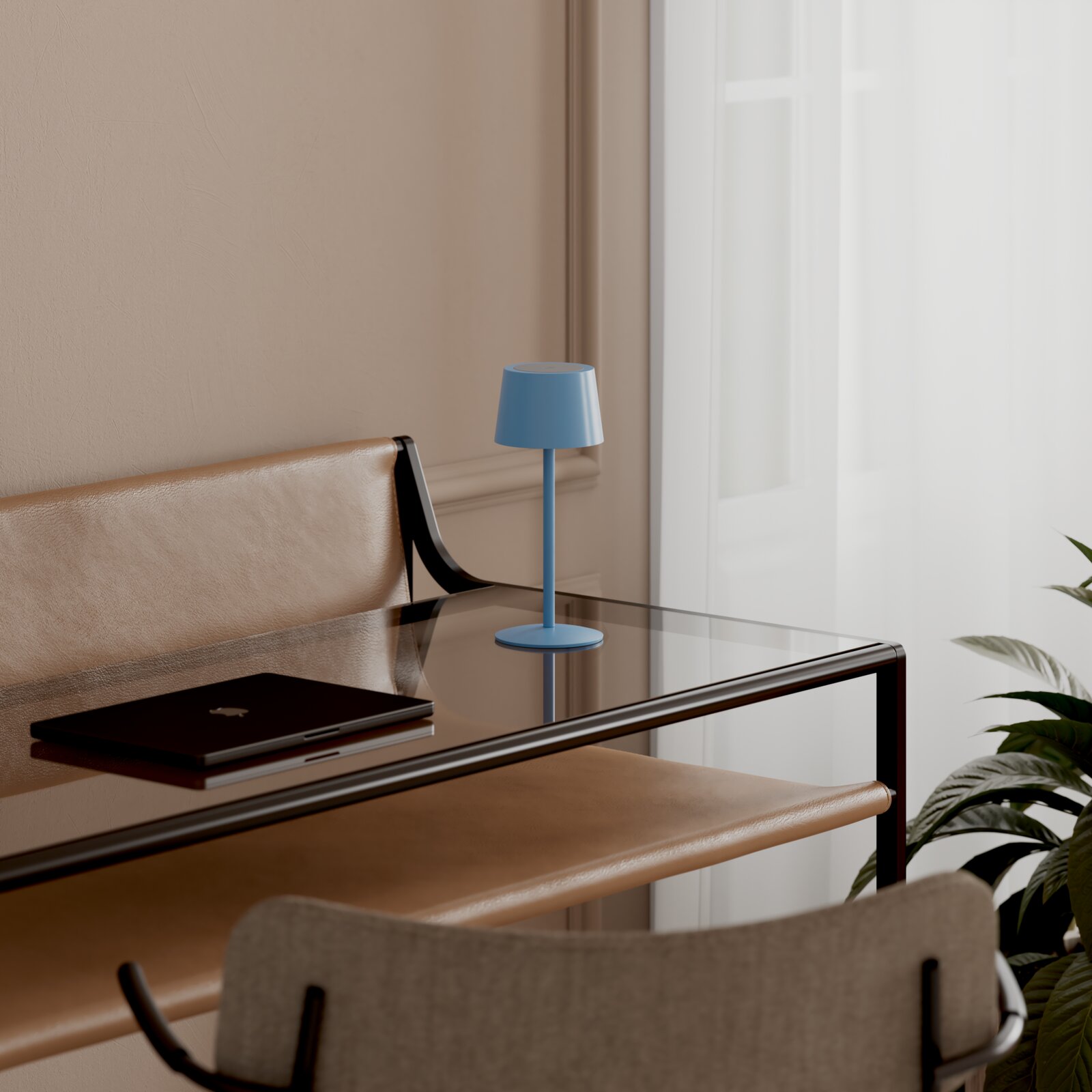 Blaue, minimalistische Tischlampe auf Glas-Schreibtisch neben geschlossenem Laptop, Innenraum mit Lederbank und Fenster im Hintergrund, seitliche Perspektive