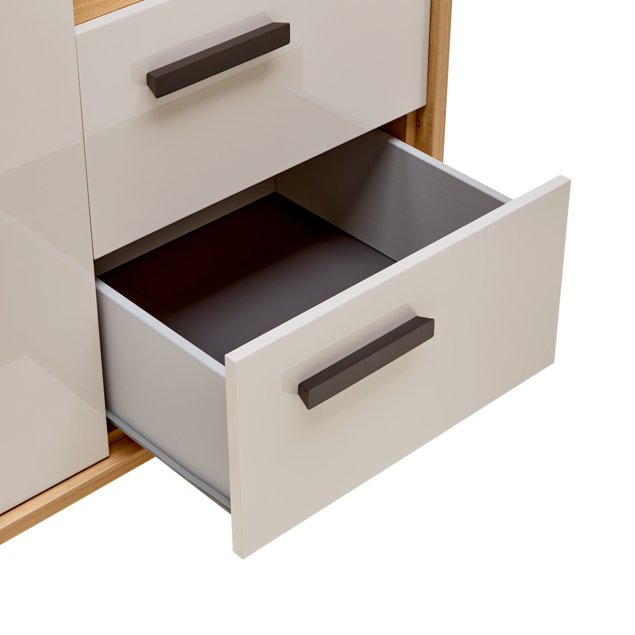 Geöffnete Schublade eines Kleiderschranks aus Holz mit weißer Front und dunklem Griff, seitliche Perspektive