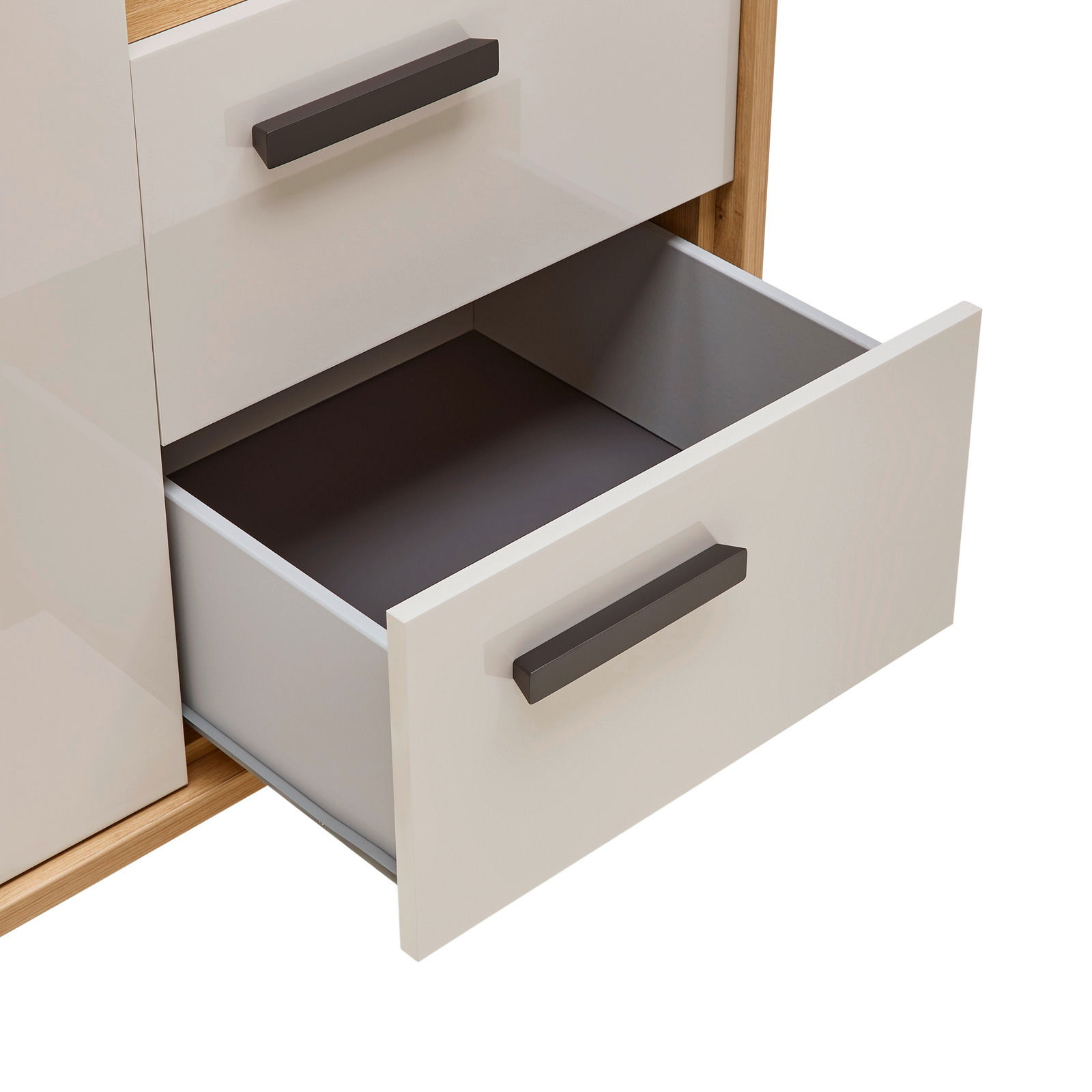 Geöffnete Schublade eines Kleiderschranks aus Holz mit weißer Front und dunklem Griff, seitliche Perspektive