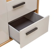 Geöffnete Schublade eines Kleiderschranks aus Holz mit weißer Front und dunklem Griff, seitliche Perspektive