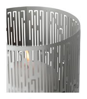 Nahaufnahme eines modernen Windlichts mit geometrischem Muster und brennender Kerze im Inneren.