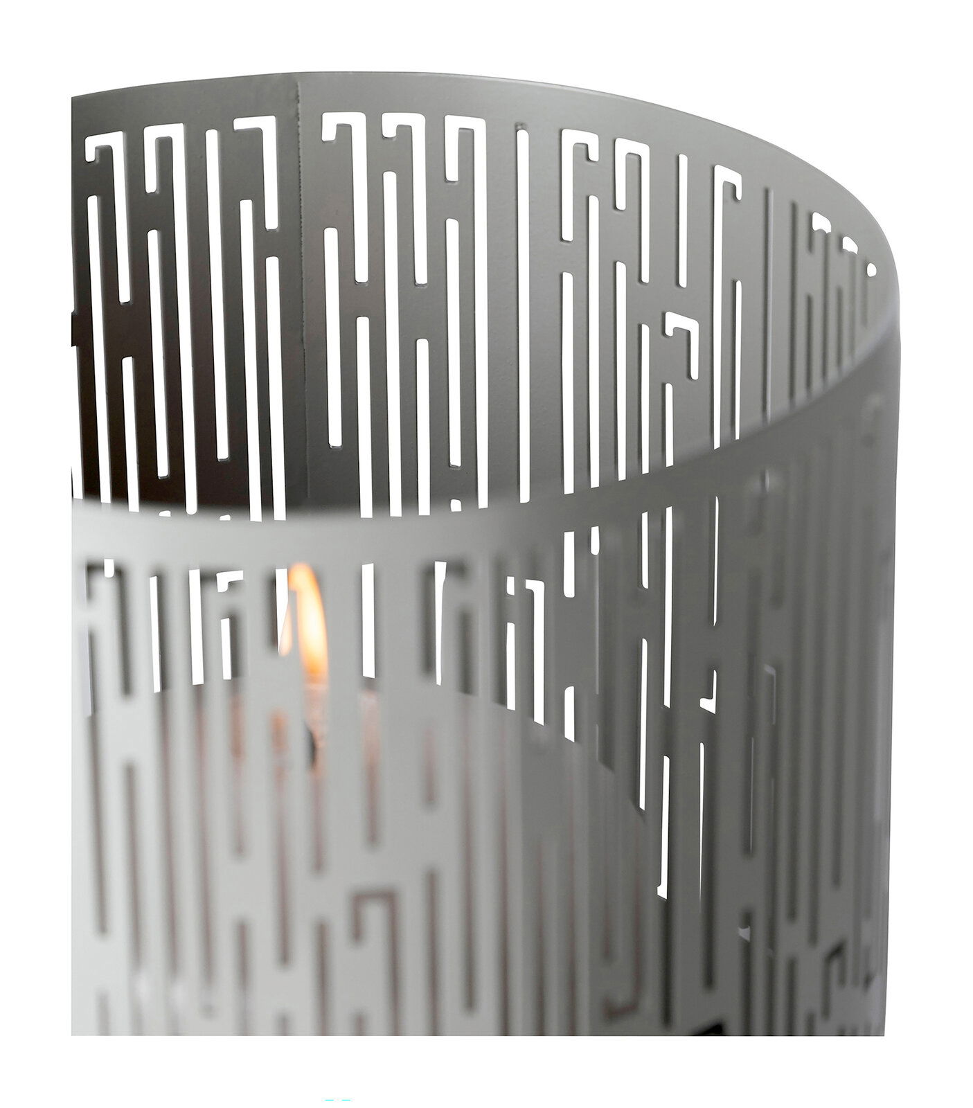 Nahaufnahme eines modernen Windlichts mit geometrischem Muster und brennender Kerze im Inneren.