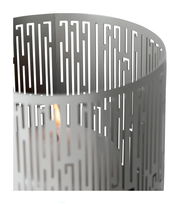 Nahaufnahme eines modernen Windlichts mit geometrischem Muster und brennender Kerze im Inneren.