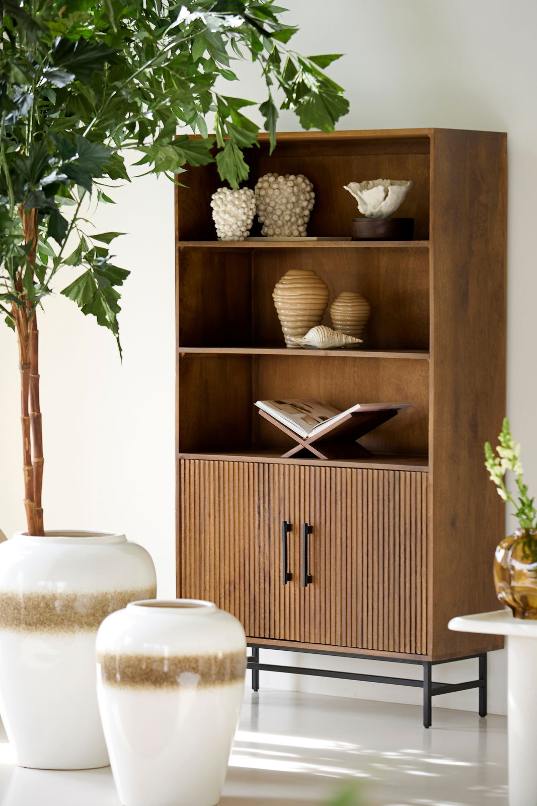 Light&Living Ornament SHELL Holzregal mit dekorativen Vasen und Muscheln, seitliche Perspektive