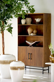 Holzregal mit dekorativen Vasen und Muscheln, seitliche Perspektive