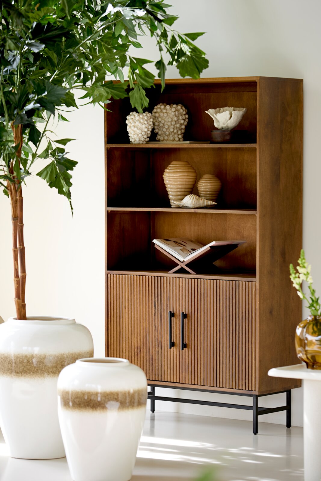 Light&Living Ornament SHELL Holzregal mit dekorativen Vasen und Muscheln, seitliche Perspektive