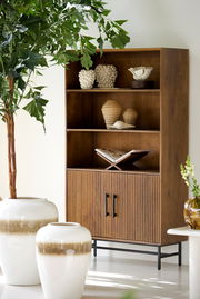 Holzregal mit dekorativen Vasen und Muscheln, seitliche Perspektive