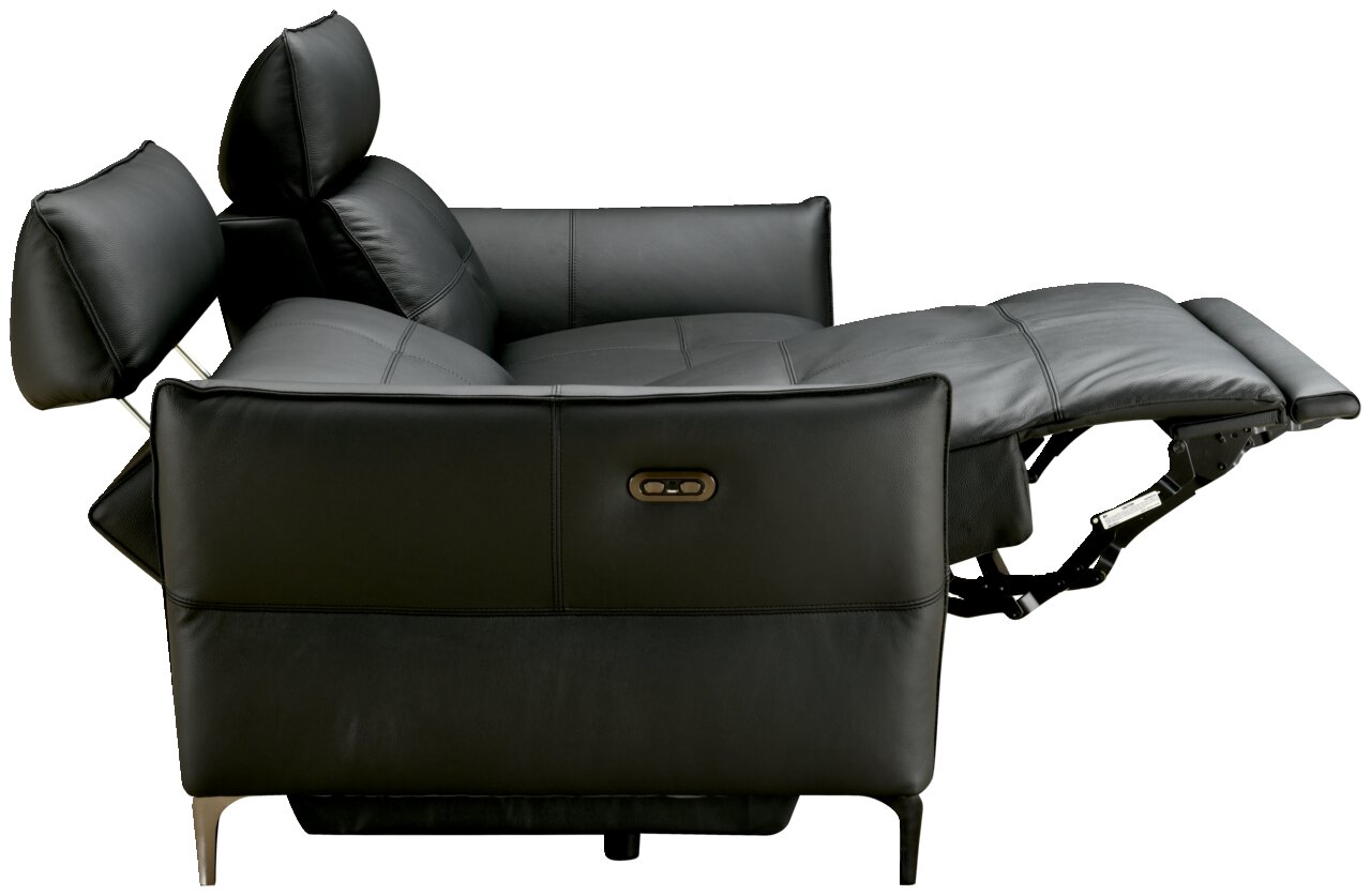 Seitliche Ansicht eines schwarzen Ledersofas mit verstellbarer Rückenlehne und Fußstütze in Liegeposition.