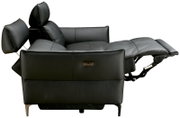 Seitliche Ansicht eines schwarzen Ledersofas mit verstellbarer Rückenlehne und Fußstütze in Liegeposition.