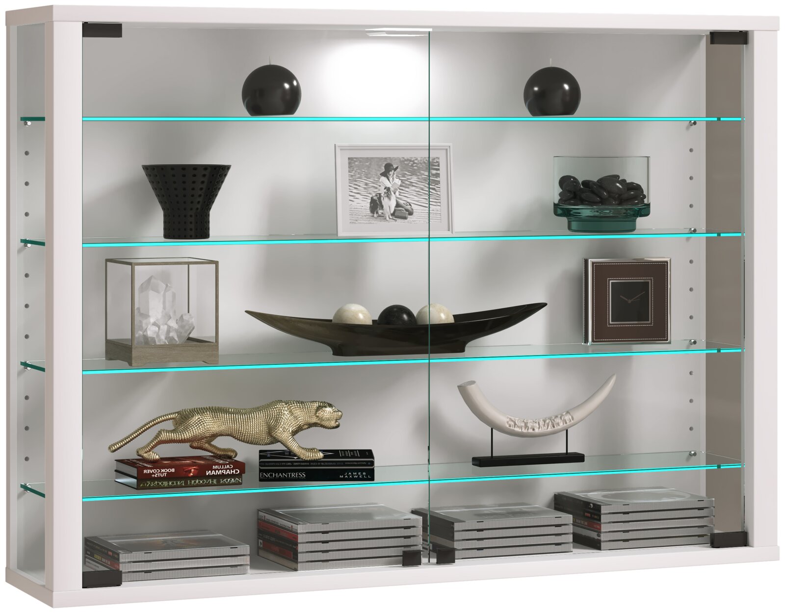 Weiße Glasvitrine mit zwei Glas-Schiebetüren und mehreren Glasböden, frontal aus der Vorderansicht, dekoriert mit Vasen, Schale, Bilderrahmen, Skulptur und gestapelten CDs.