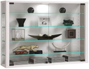 Weiße Glasvitrine mit zwei Glas-Schiebetüren und mehreren Glasböden, frontal aus der Vorderansicht, dekoriert mit Vasen, Schale, Bilderrahmen, Skulptur und gestapelten CDs.