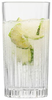 Longdrinkglas mit kohlensäurehaltigem Getränk und Limettenscheiben, frontale Ansicht