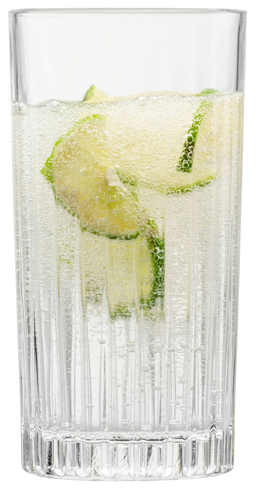 Longdrinkglas mit kohlensäurehaltigem Getränk und Limettenscheiben, frontale Ansicht