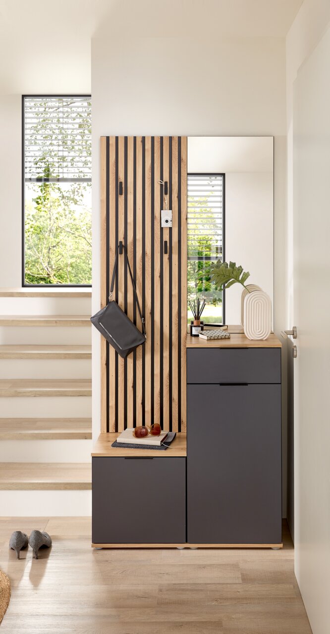 Moderne Kompaktgarderobe mit Holz- und Metallelementen, seitliche Perspektive, mit Spiegel, Haken und Stauraum.