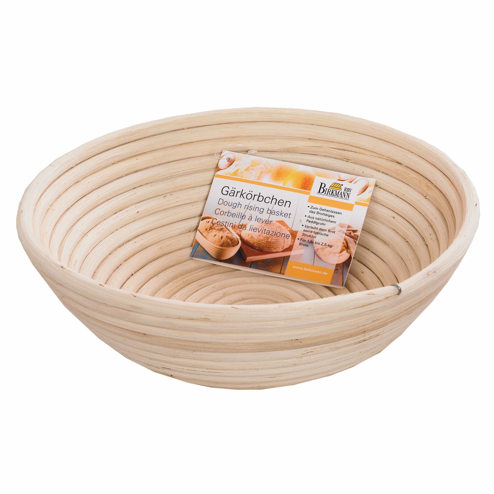 Rundes, großes Gärkörbchen aus Holz in Nahaufnahme, seitliche Perspektive.