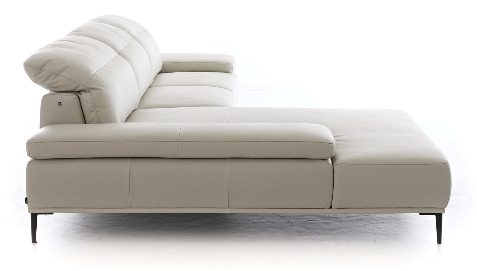 Seitenansicht einer modernen, hellgrauen Longchairkombination mit eleganten, schwarzen Metallfüßen.