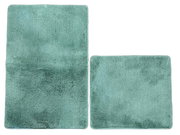 Zweiteiliges Badteppich-Set in Mintgrün, bestehend aus einem rechteckigen und einem quadratischen Teppich, aus der Vogelperspektive fotografiert.