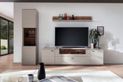 Moderne Wandkombination LÜTTICH in einem Wohnzimmer, bestehend aus einem hohen Schrank, einem TV-Board und einem Wandregal, aus hellem Holz mit Glasfronten, frontal fotografiert.