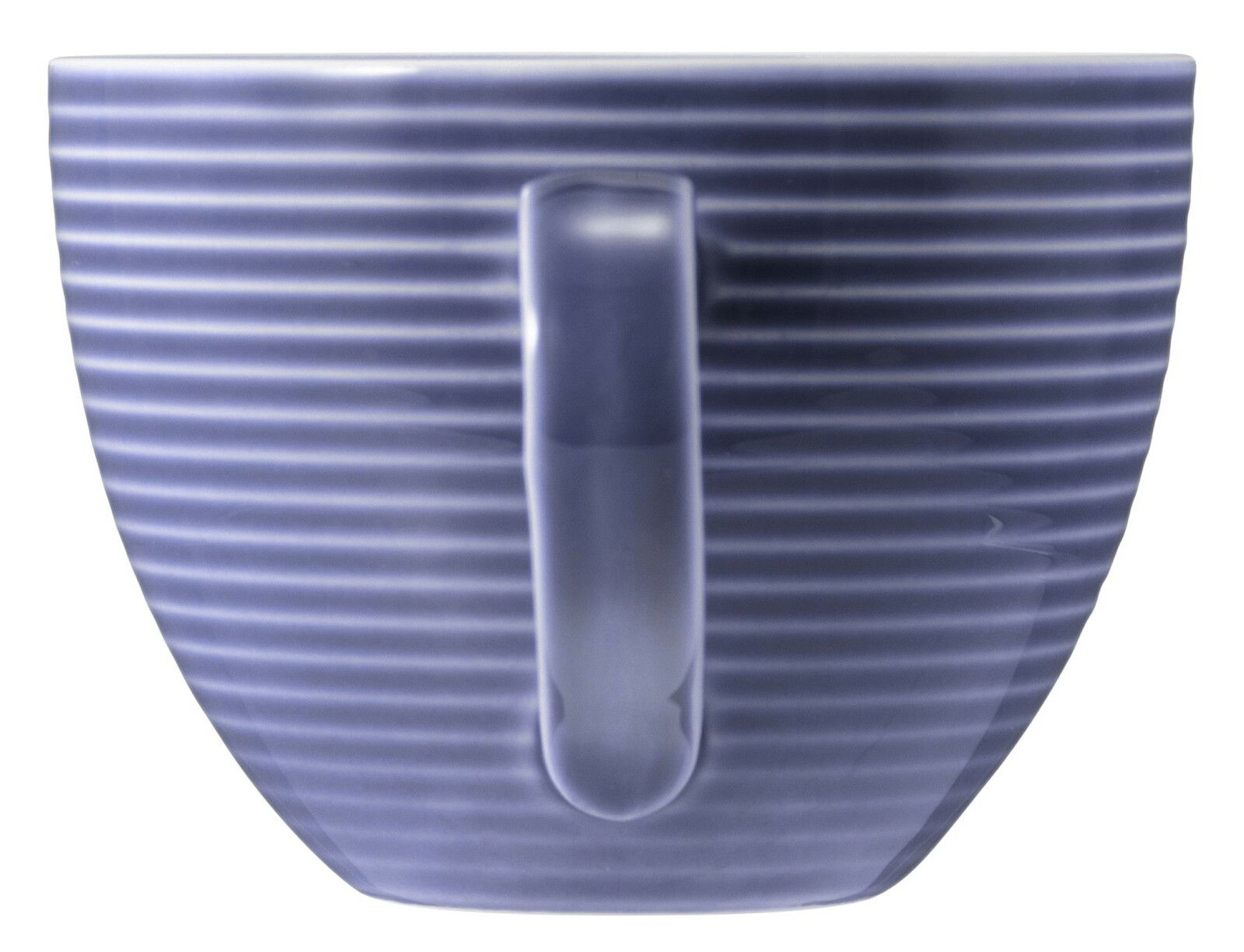 Lila Kaffeetasse mit horizontalen Rillen, seitliche Perspektive mit sichtbarem Henkel