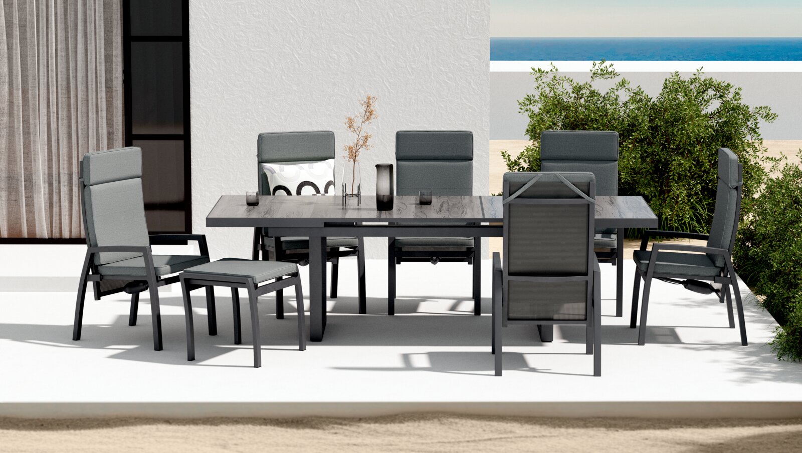 Moderner Gartensessel in einer stilvollen Outdoor-Essgruppe, seitliche Perspektive.