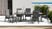 Moderner Gartensessel in einer stilvollen Outdoor-Essgruppe, seitliche Perspektive.