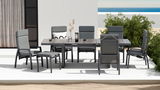 Moderner Gartensessel in einer stilvollen Outdoor-Essgruppe, seitliche Perspektive.