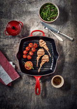 Grillpfanne 26cm Kirschrot mit gegrilltem Fleisch und Gemüse, Draufsicht