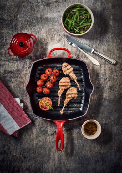 Grillpfanne 26cm Kirschrot mit gegrilltem Fleisch und Gemüse, Draufsicht