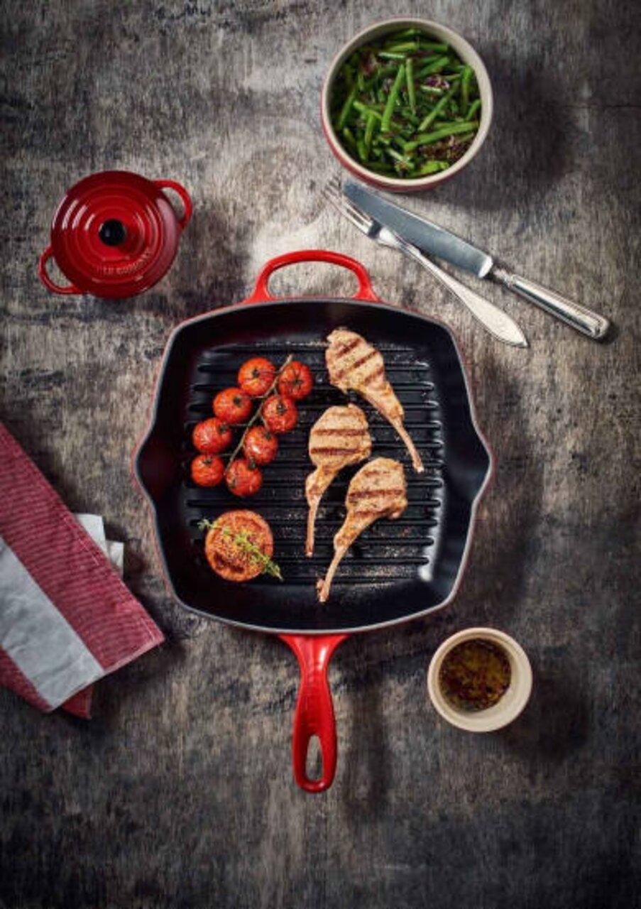 LE CREUSET Grillpfanne 26cm Kirschrot SIGNATURE Grillpfanne 26cm Kirschrot mit gegrilltem Fleisch und Gemüse, Draufsicht